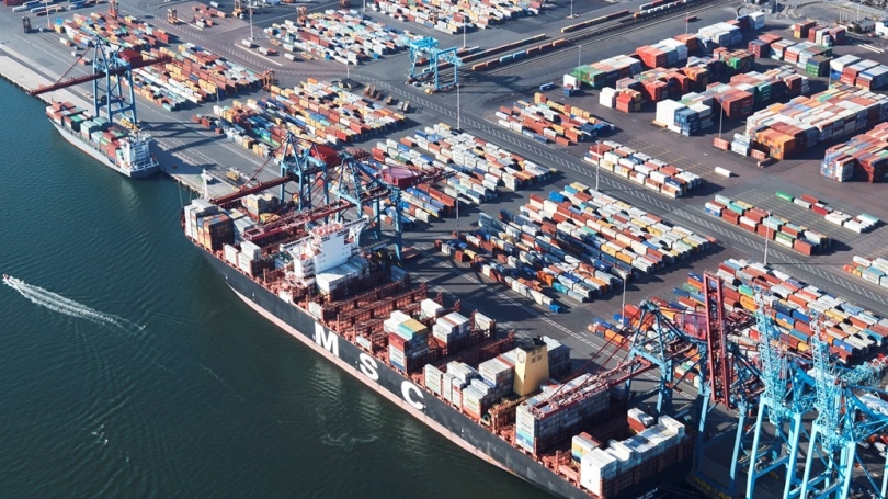 Proses bongkar muat kapal (Sumber foto: https://www.portofgothenburg.com/)